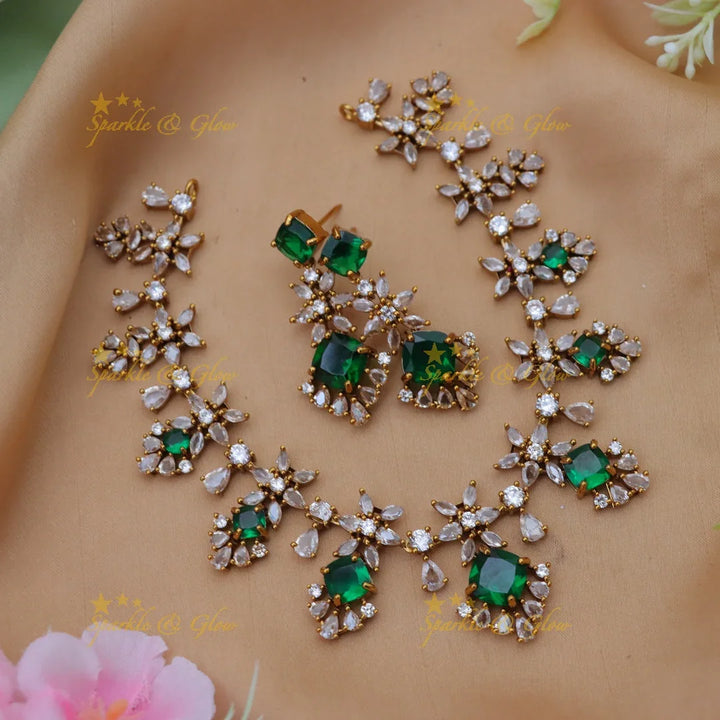 Exquisite Gold Necklace with Emerald & Diamonds