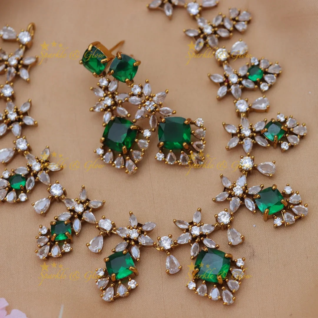 Exquisite Gold Necklace with Emerald & Diamonds