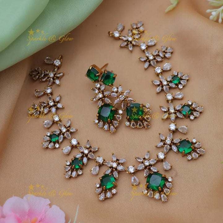 Exquisite Gold Necklace with Emerald & Diamonds