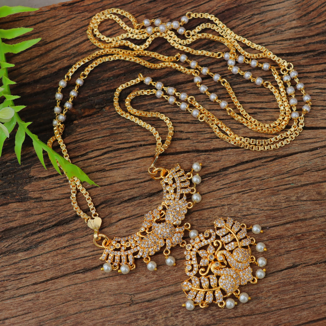 Exquisite Peacock Pendant Necklace for Festive Elegance