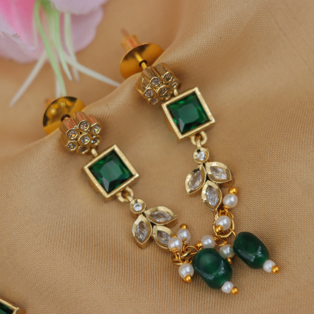 Exquisite Gold Necklace Set with Emerald Stones