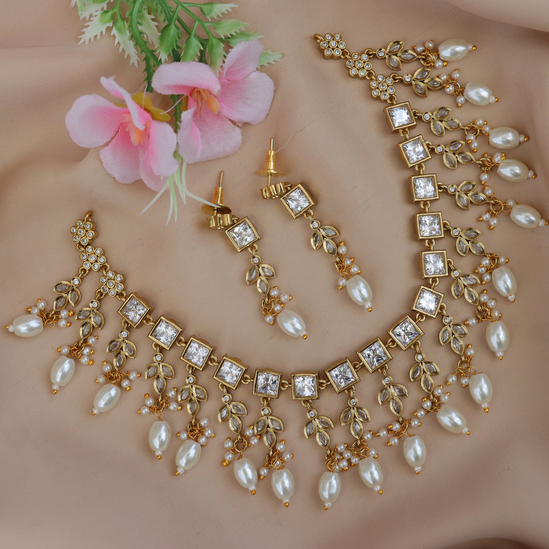 Exquisite Gold Necklace Set with Emerald Stones