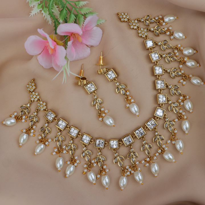 Exquisite Gold Necklace Set with Emerald Stones