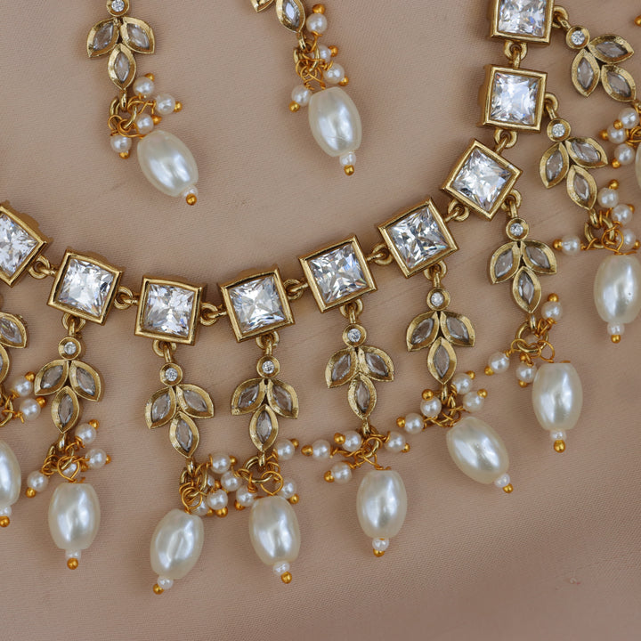 Exquisite Gold Necklace Set with Emerald Stones