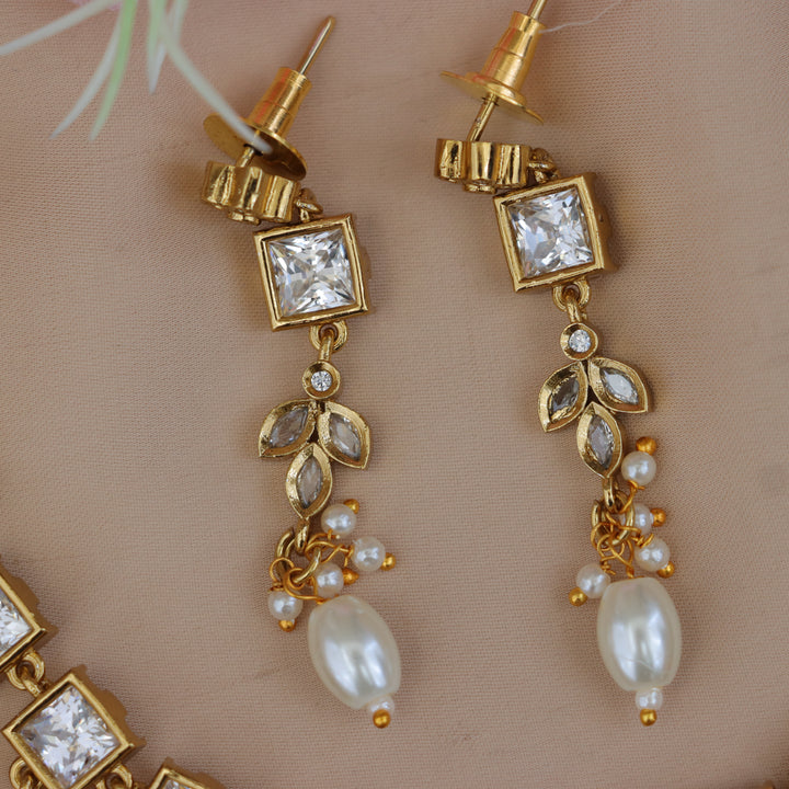 Exquisite Gold Necklace Set with Emerald Stones