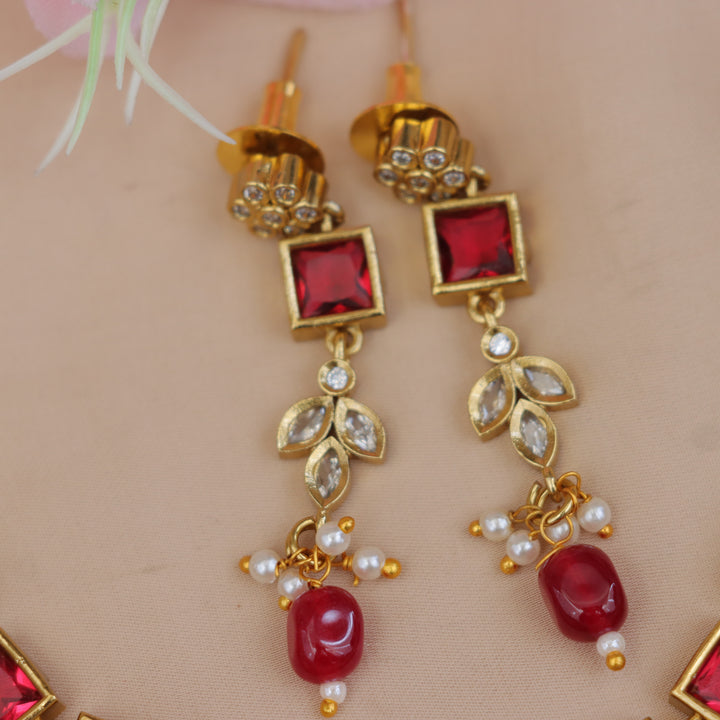 Exquisite Gold Necklace Set with Emerald Stones