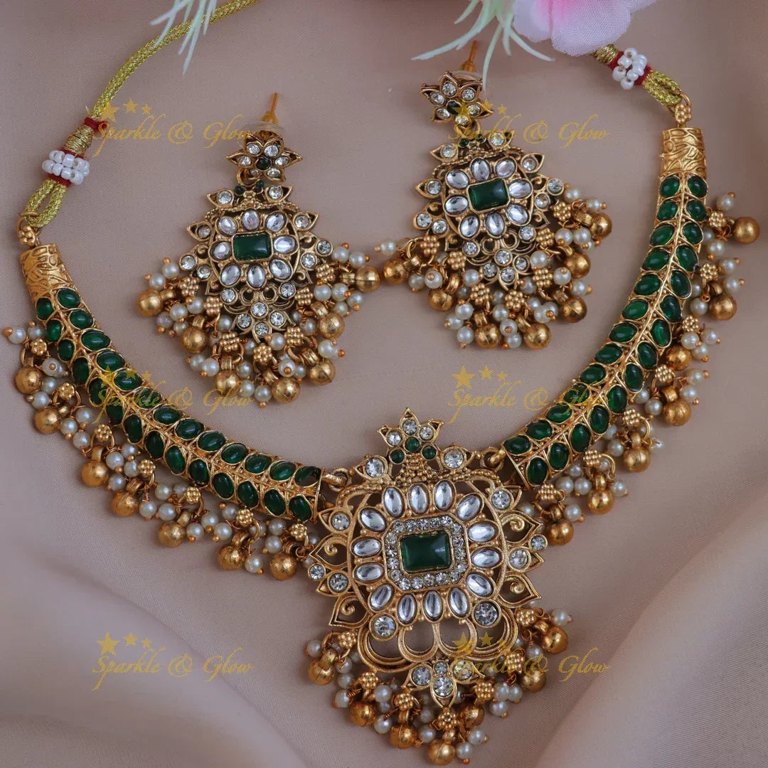 Exquisite Kemp Floral Pearl Necklace - Festive Elegance