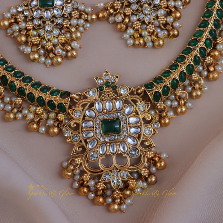 Exquisite Kemp Floral Pearl Necklace - Festive Elegance