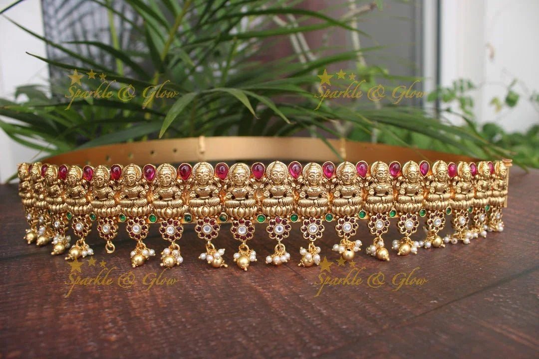 Gold alike polished Lakshmi hipbelt with flower design in bottom of the hipbelt - Gold - Sparkle and Glow