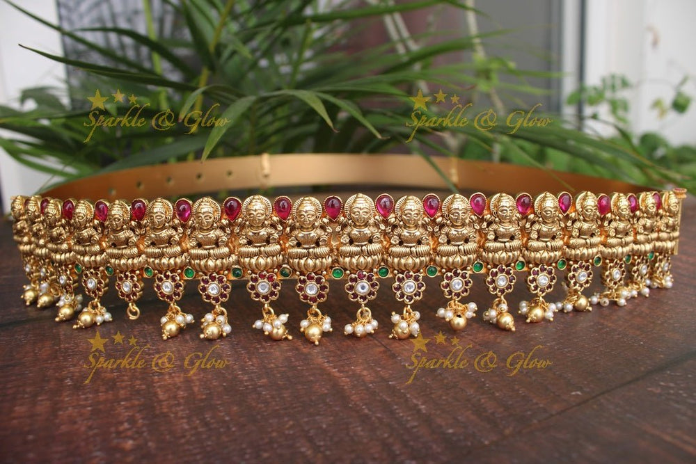Gold alike polished Lakshmi hipbelt with flower design in bottom of the hipbelt - Gold - Sparkle and Glow - Gold - 