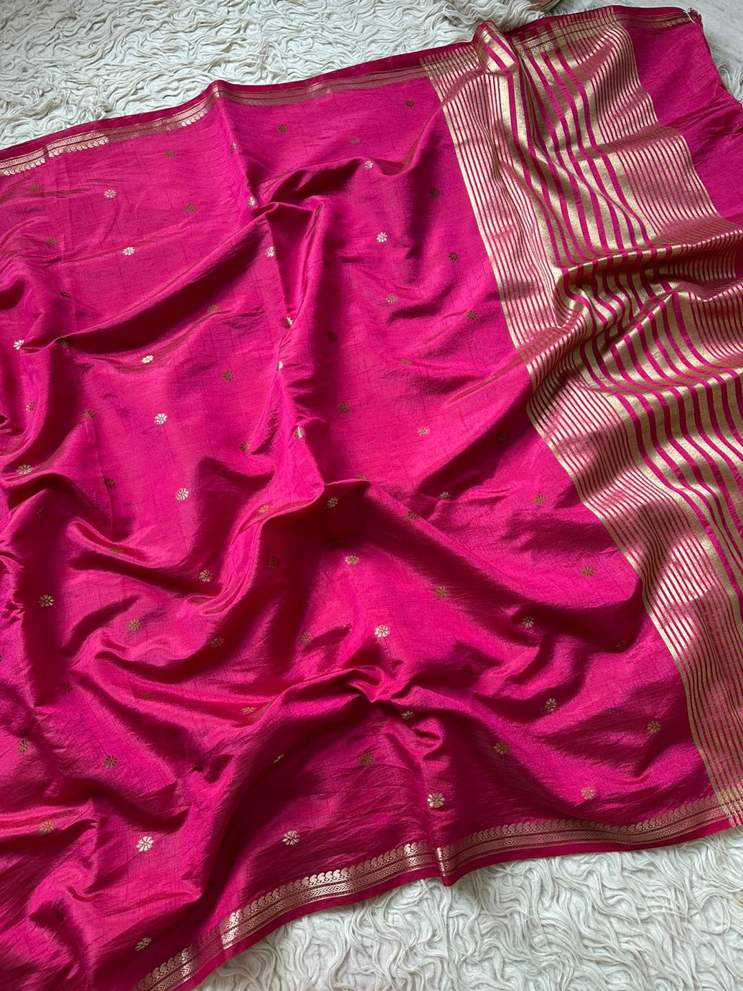 Elegant Silk Saree with Blouse - Perfect for Weddings