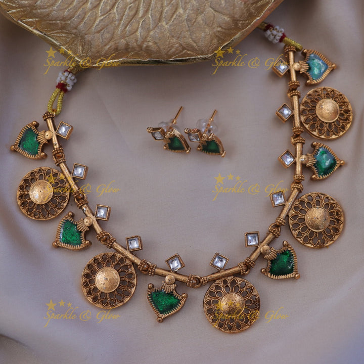 Exquisite Gold Finish Necklace for Festive Glam