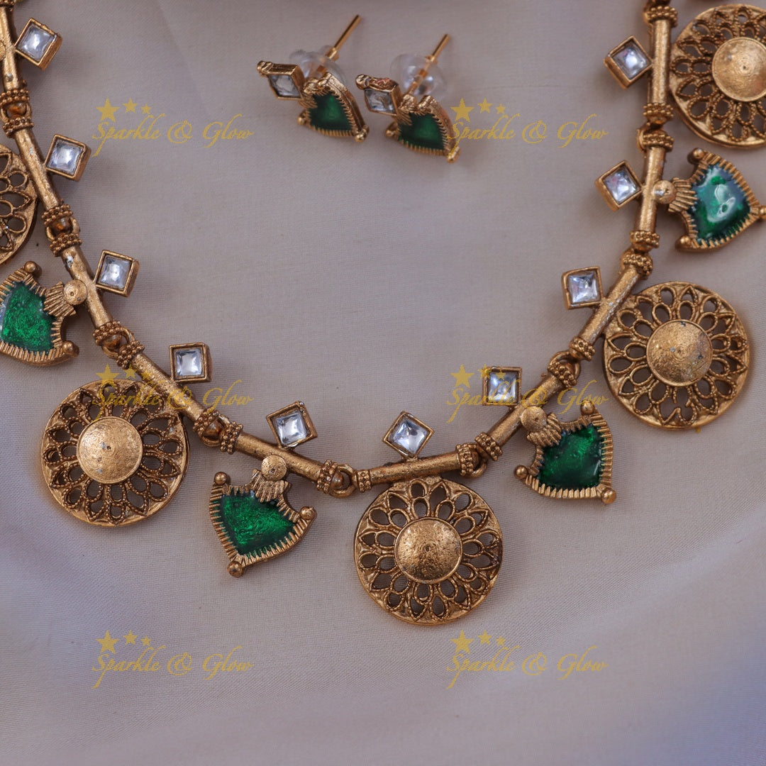 Exquisite Gold Finish Necklace for Festive Glam
