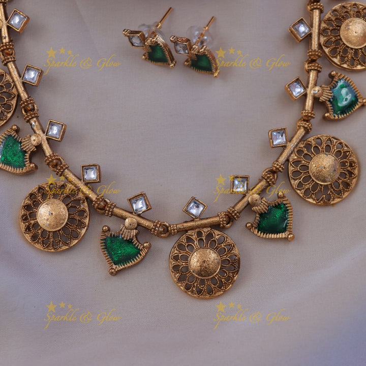 Exquisite Gold Finish Necklace for Festive Glam