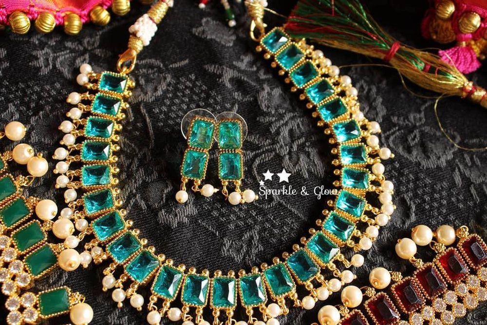 AD Stone short necklace with pearl drops - Green - Sparkle and Glow