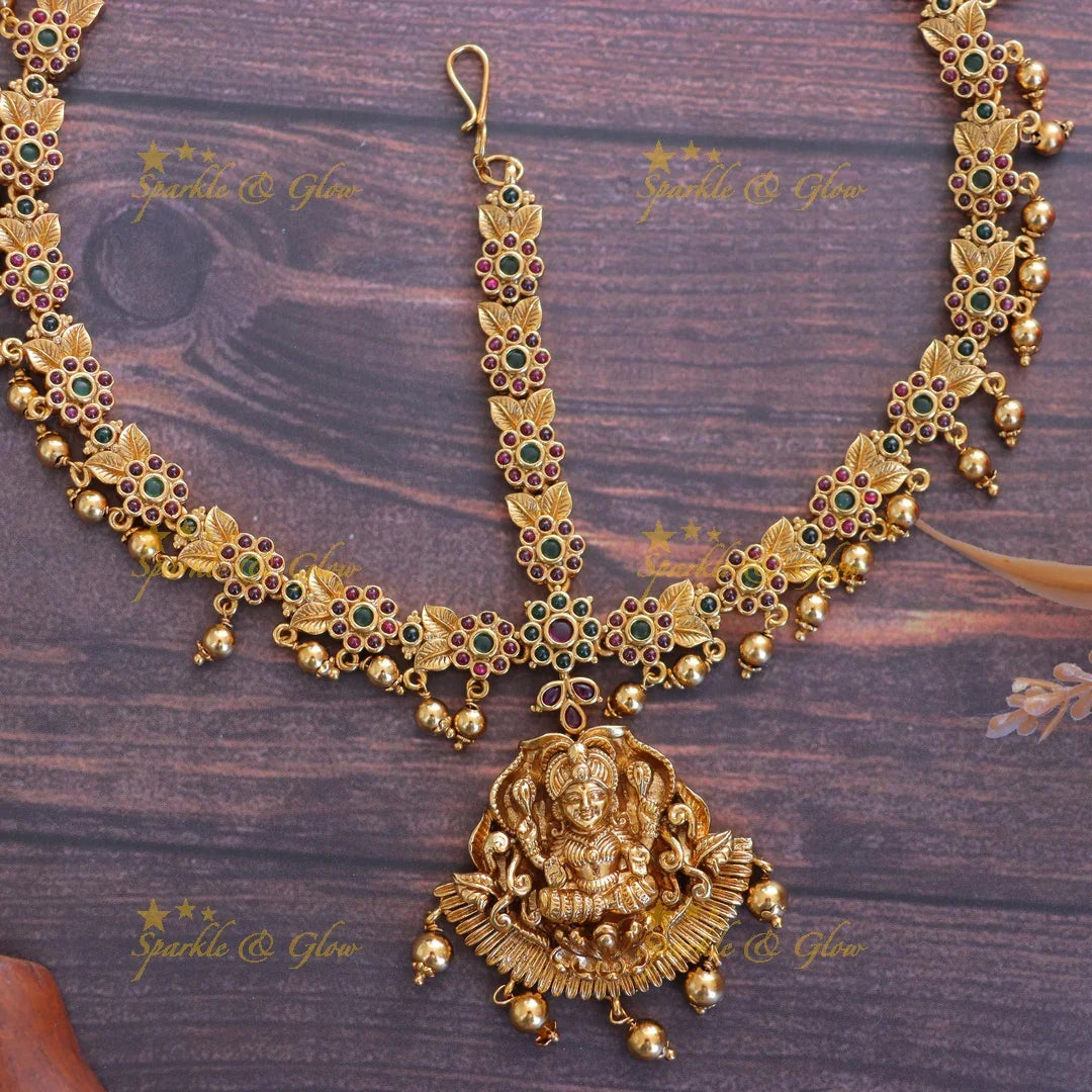 Luxurious Lakshmi Leaf Floral Carved Kemp Maang Tikka
