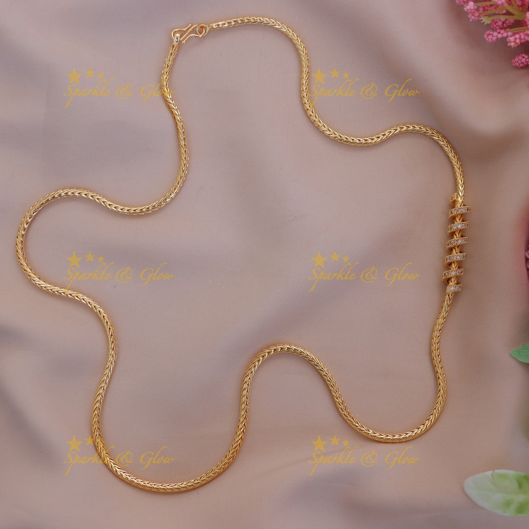 Exquisite Curve Necklace - Luxurious Gold Elegance