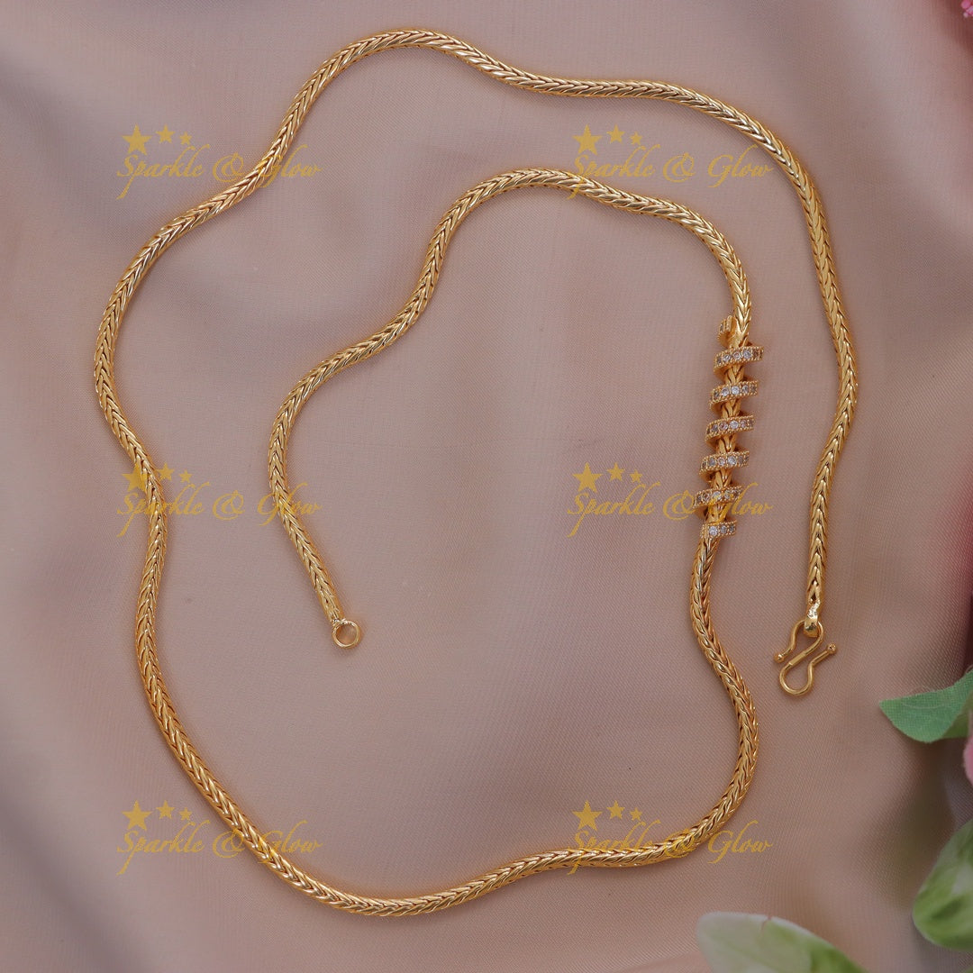 Exquisite Curve Necklace - Luxurious Gold Elegance