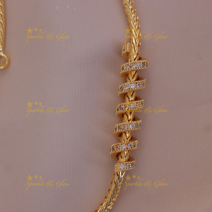 Exquisite Curve Necklace - Luxurious Gold Elegance
