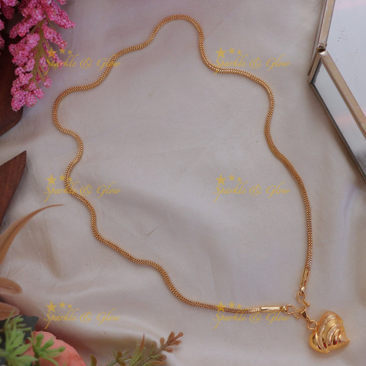 Elegant gold chain heart pendent short necklace