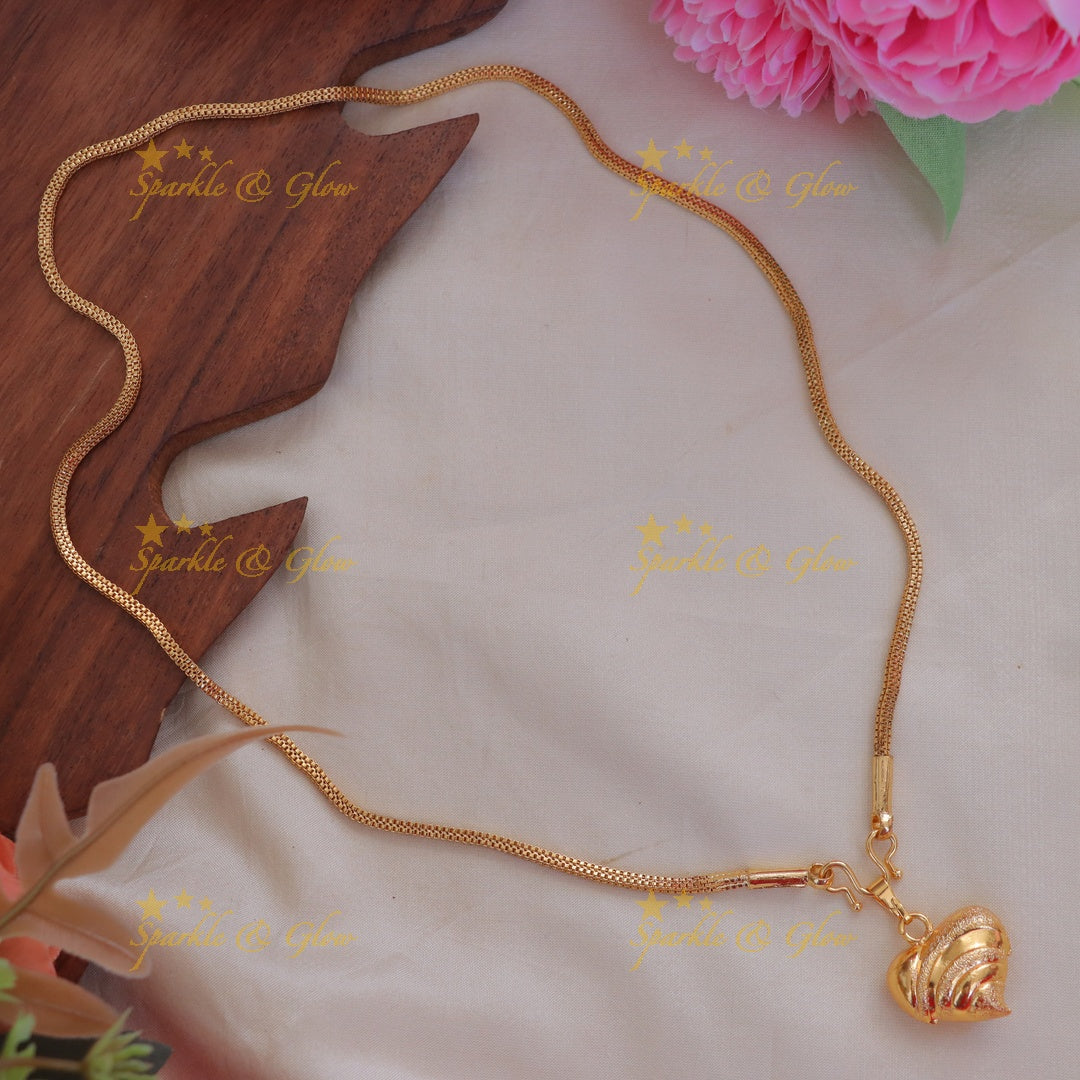 Elegant gold chain heart pendent short necklace