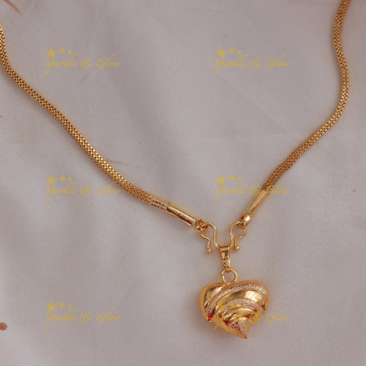 Elegant gold chain heart pendent short necklace