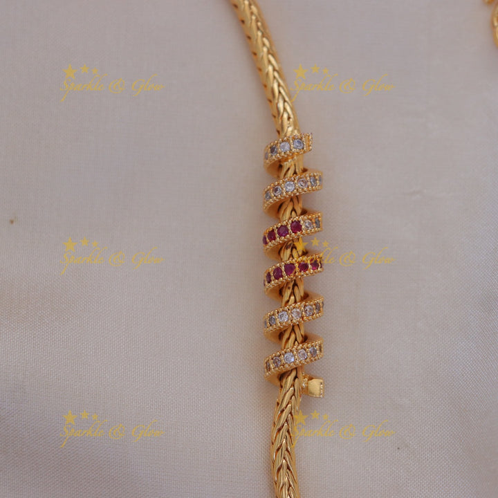 Exquisite Curve Necklace - Luxurious Gold Elegance