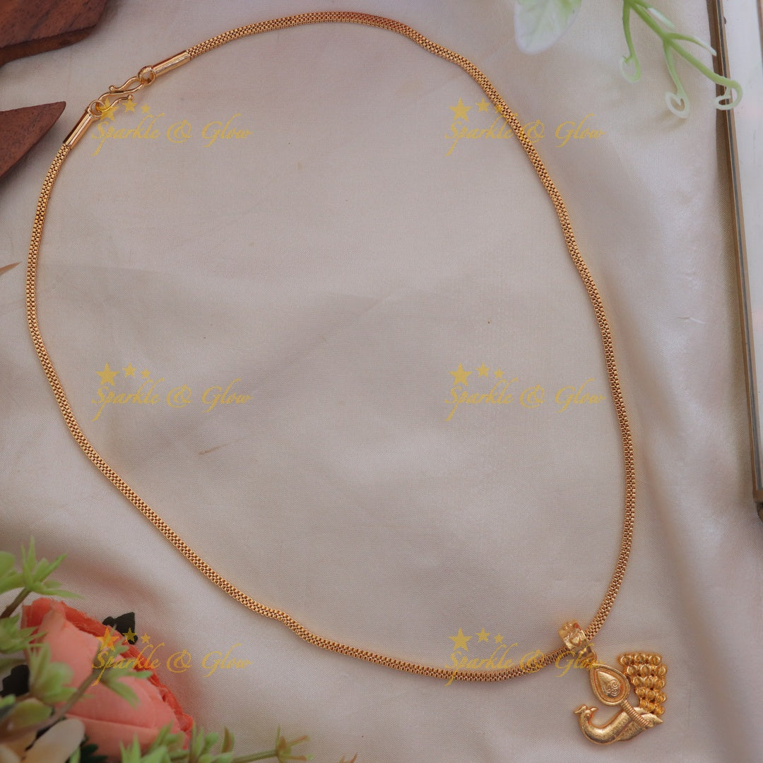 Elegant gold alike peacock short necklace