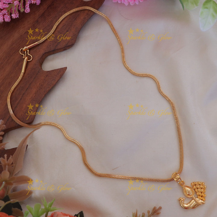 Elegant gold alike peacock short necklace