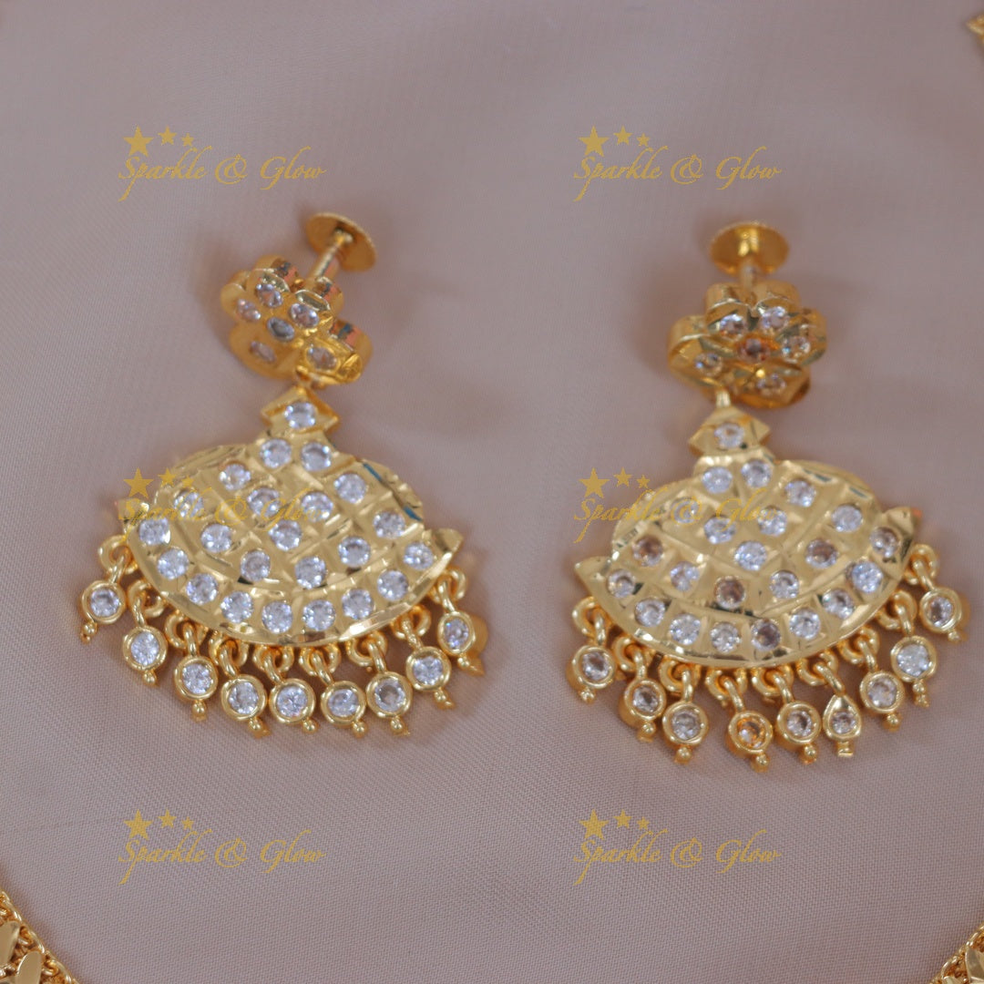 Exquisite Gold Finish Necklace with Elegant White Stones