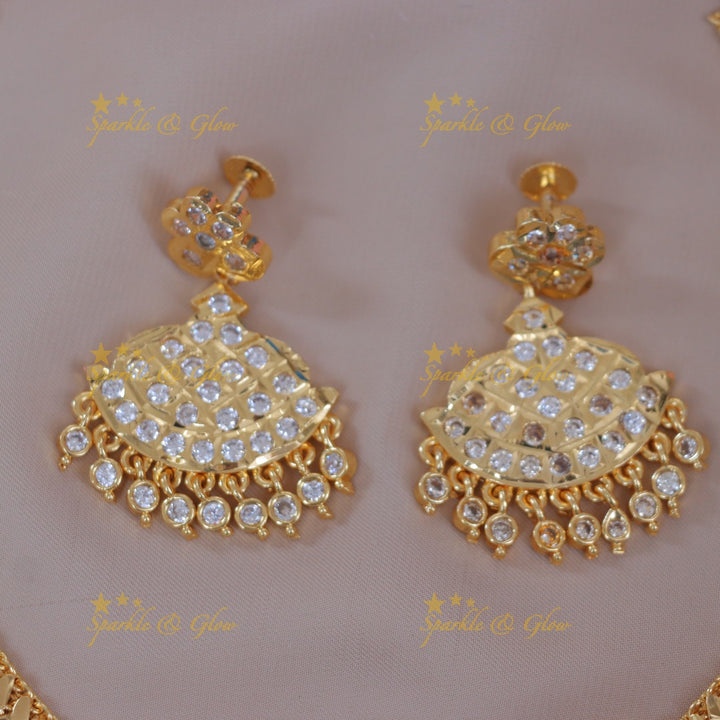 Exquisite Gold Finish Necklace with Elegant White Stones