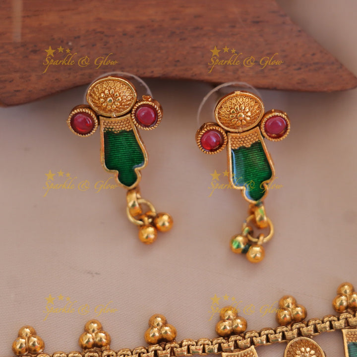 Intricate gold alike beads design short necklace