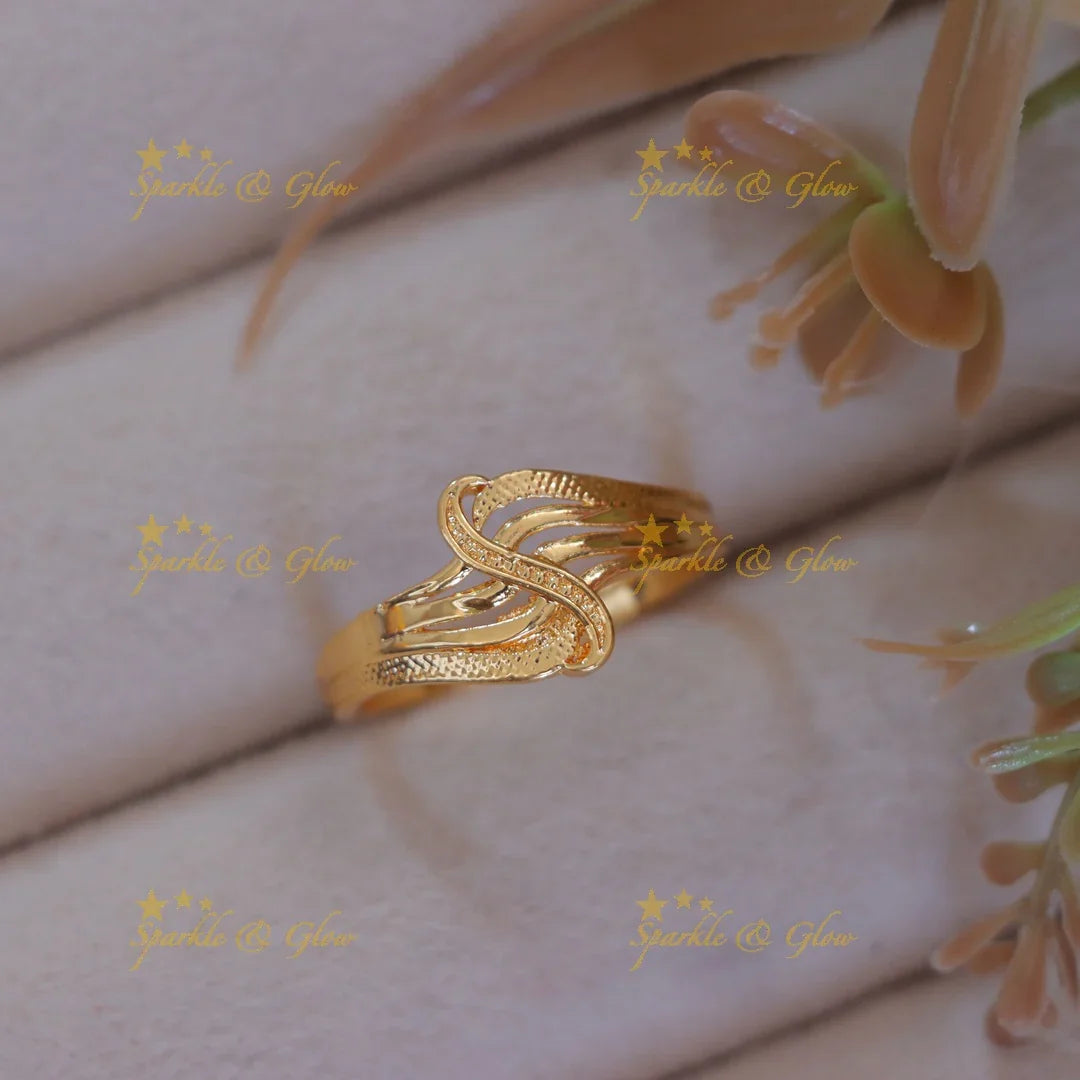 Gold-Inspired Finger Ring – Elegance and Style