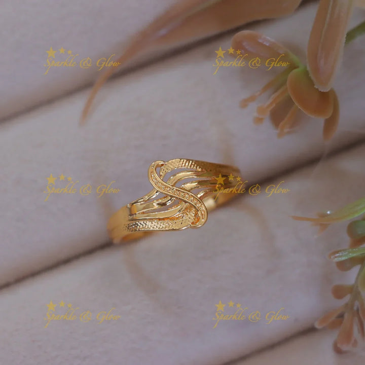 Gold-Inspired Finger Ring – Elegance and Style