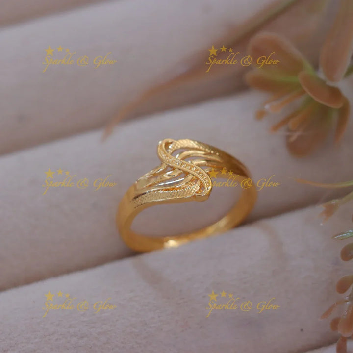 Gold-Inspired Finger Ring – Elegance and Style