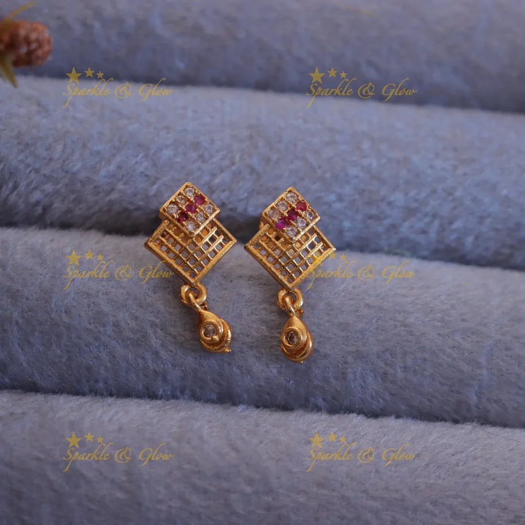 Exquisite Gold Finish Necklace for Weddings & More