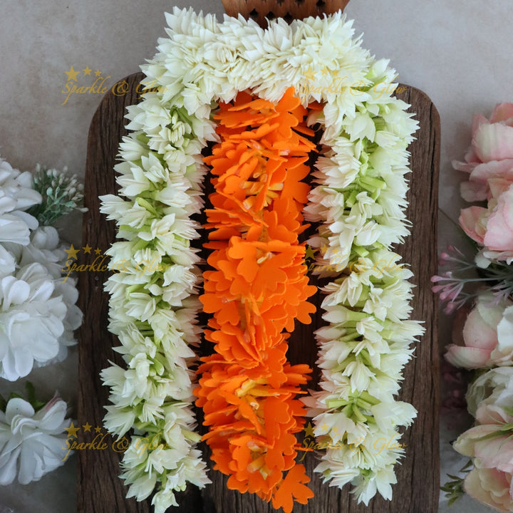 Traditional pichi with Kanakambara three strings Floral Hair Clip