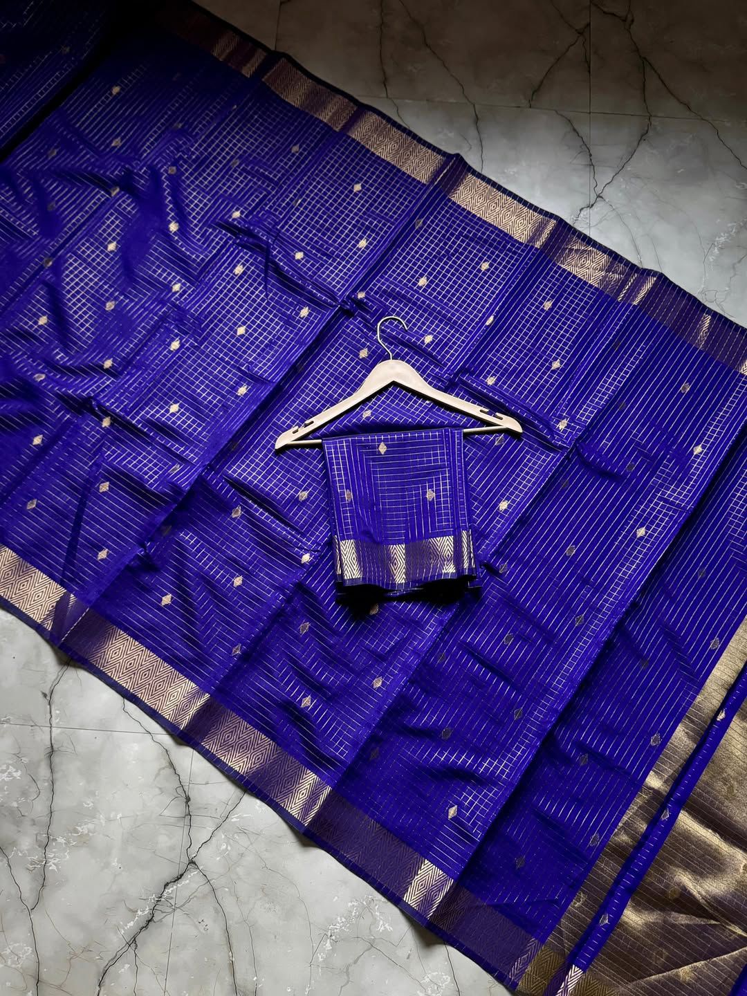 Exquisite Banarasi Saree with Intricate Gold Zari