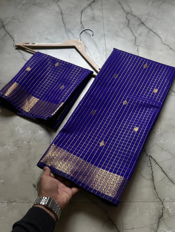 Exquisite Banarasi Saree with Intricate Gold Zari