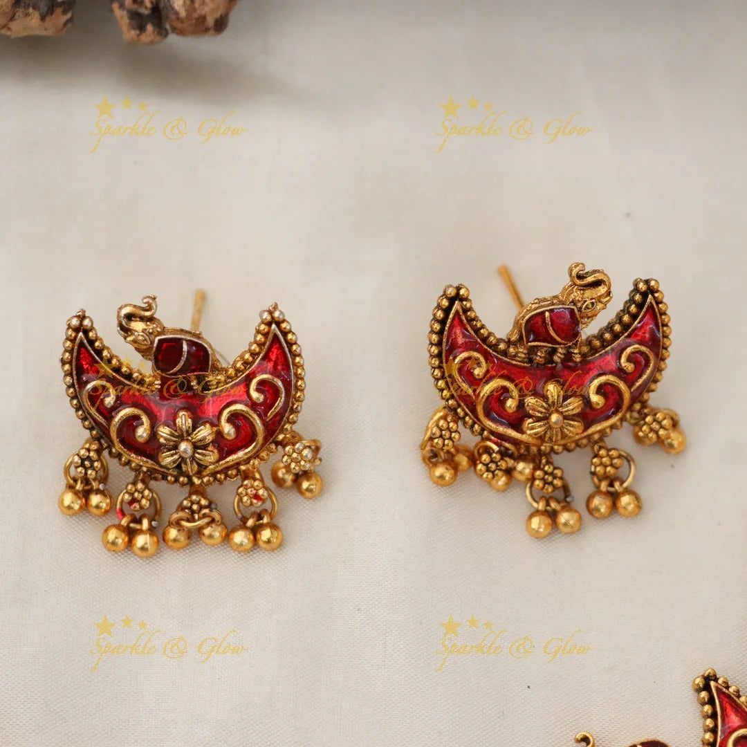 Glamorous Gold Festive Necklace with Elegant Design