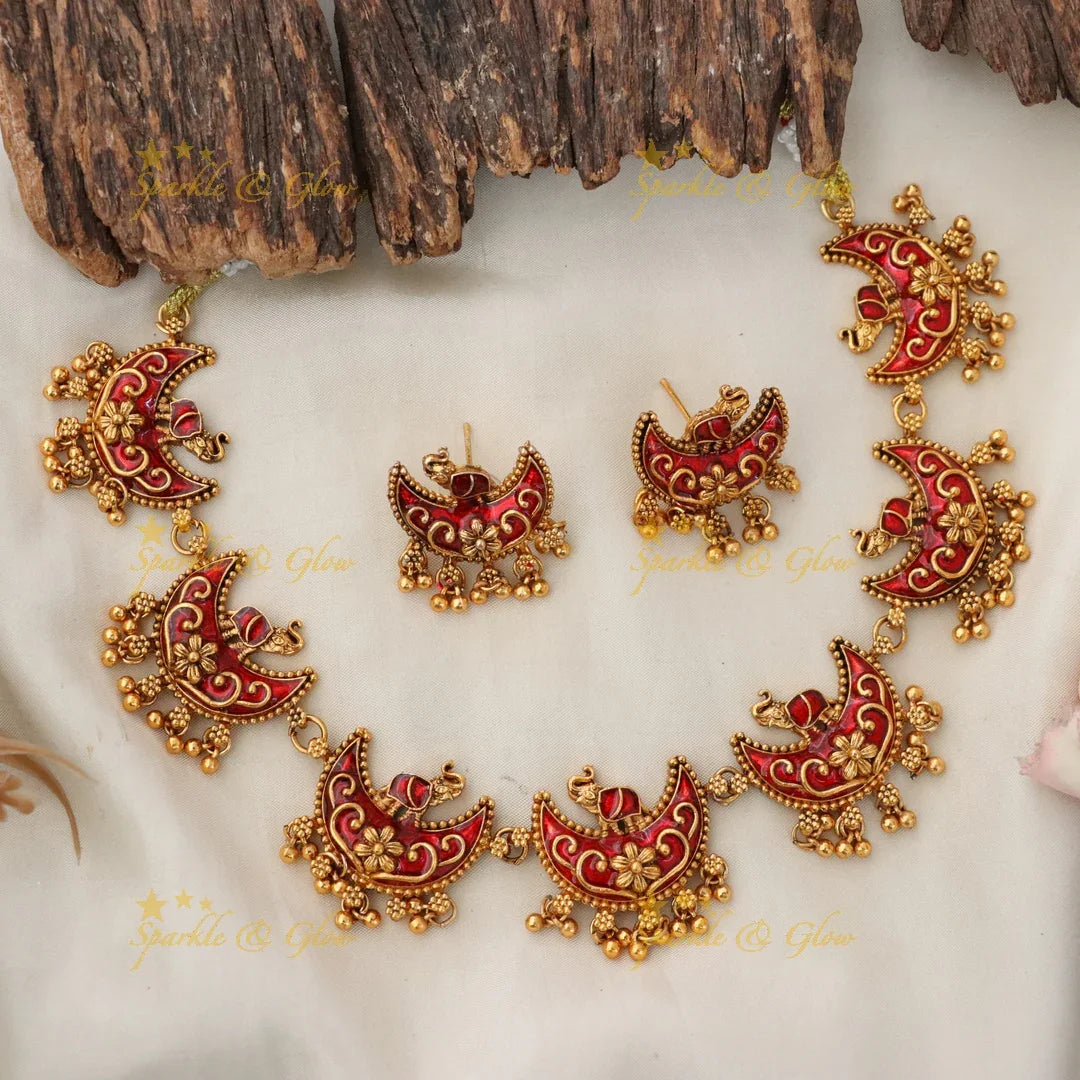 Glamorous Gold Festive Necklace with Elegant Design
