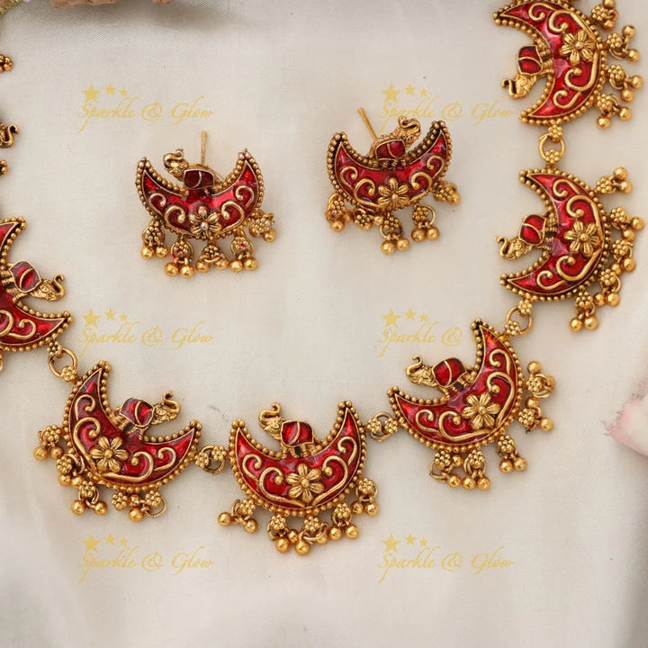 Glamorous Gold Festive Necklace with Elegant Design