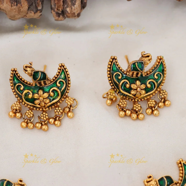 Glamorous Gold Festive Necklace with Elegant Design