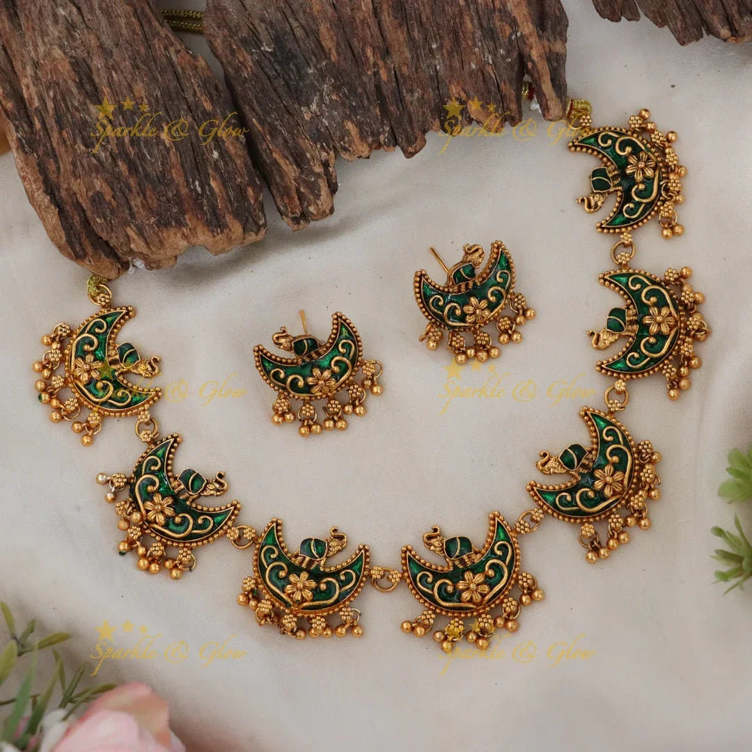 Glamorous Gold Festive Necklace with Elegant Design