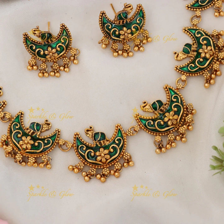 Glamorous Gold Festive Necklace with Elegant Design