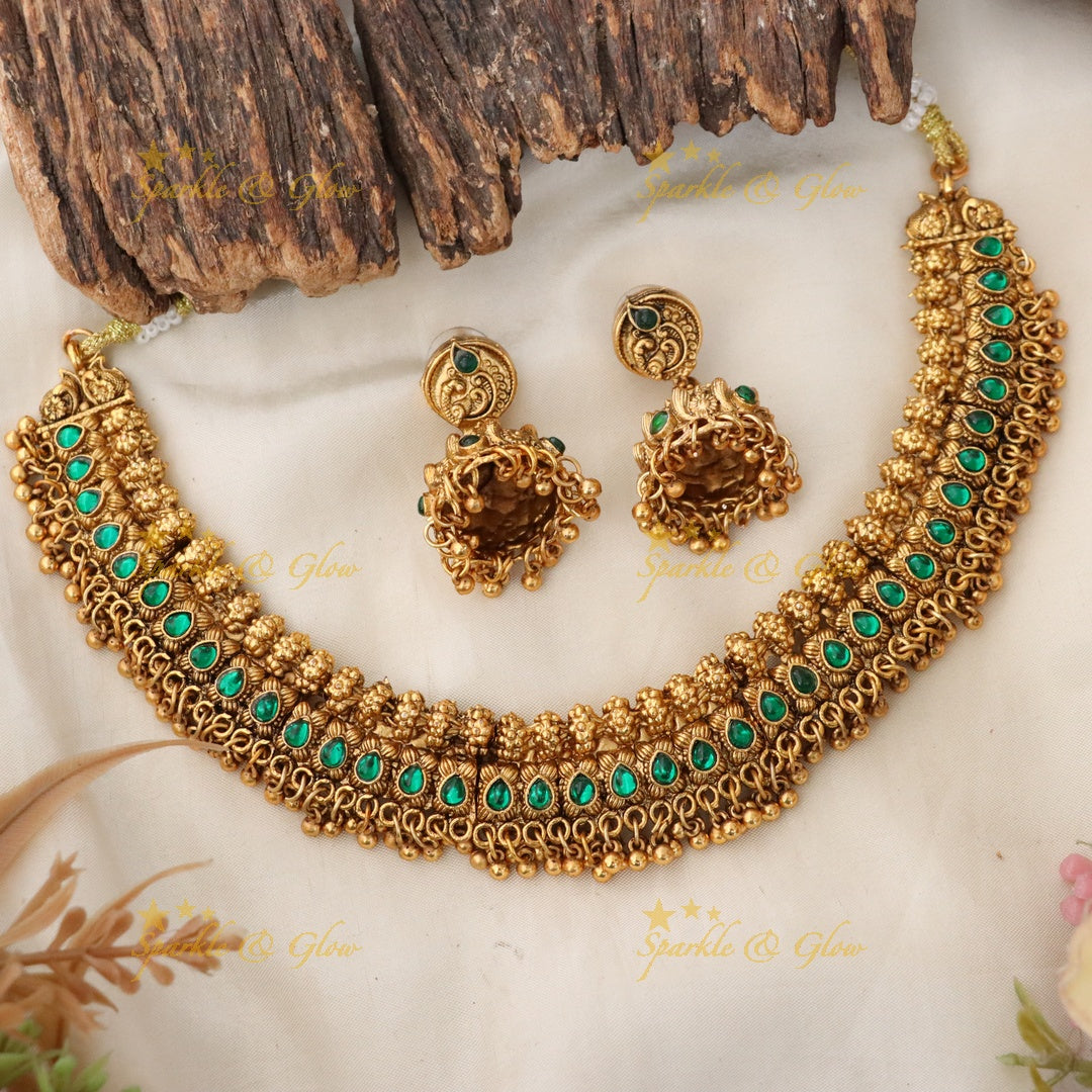 Exquisite Gold Necklace with Elegant Green Accents