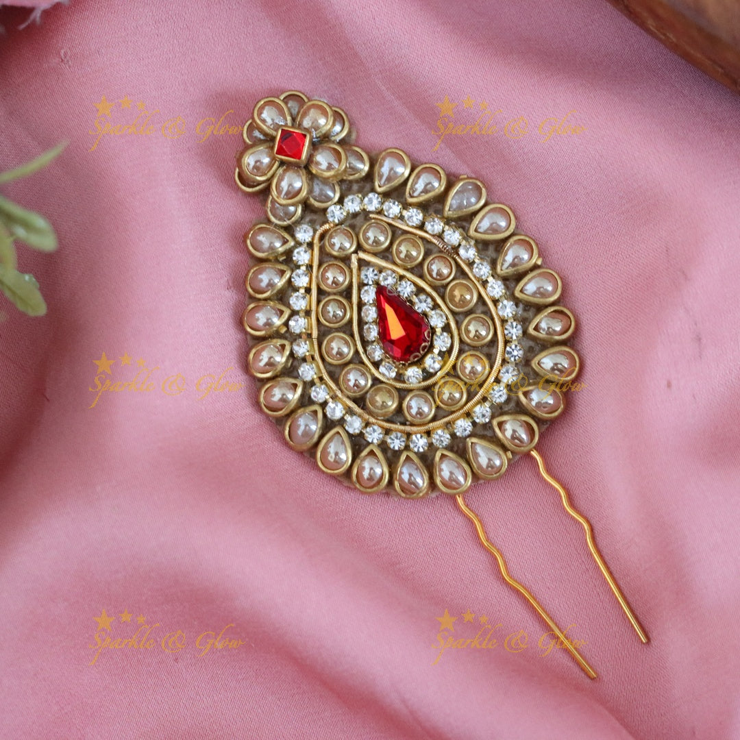 Exquisite Gold-Toned Hairpin for Elegant Occasions