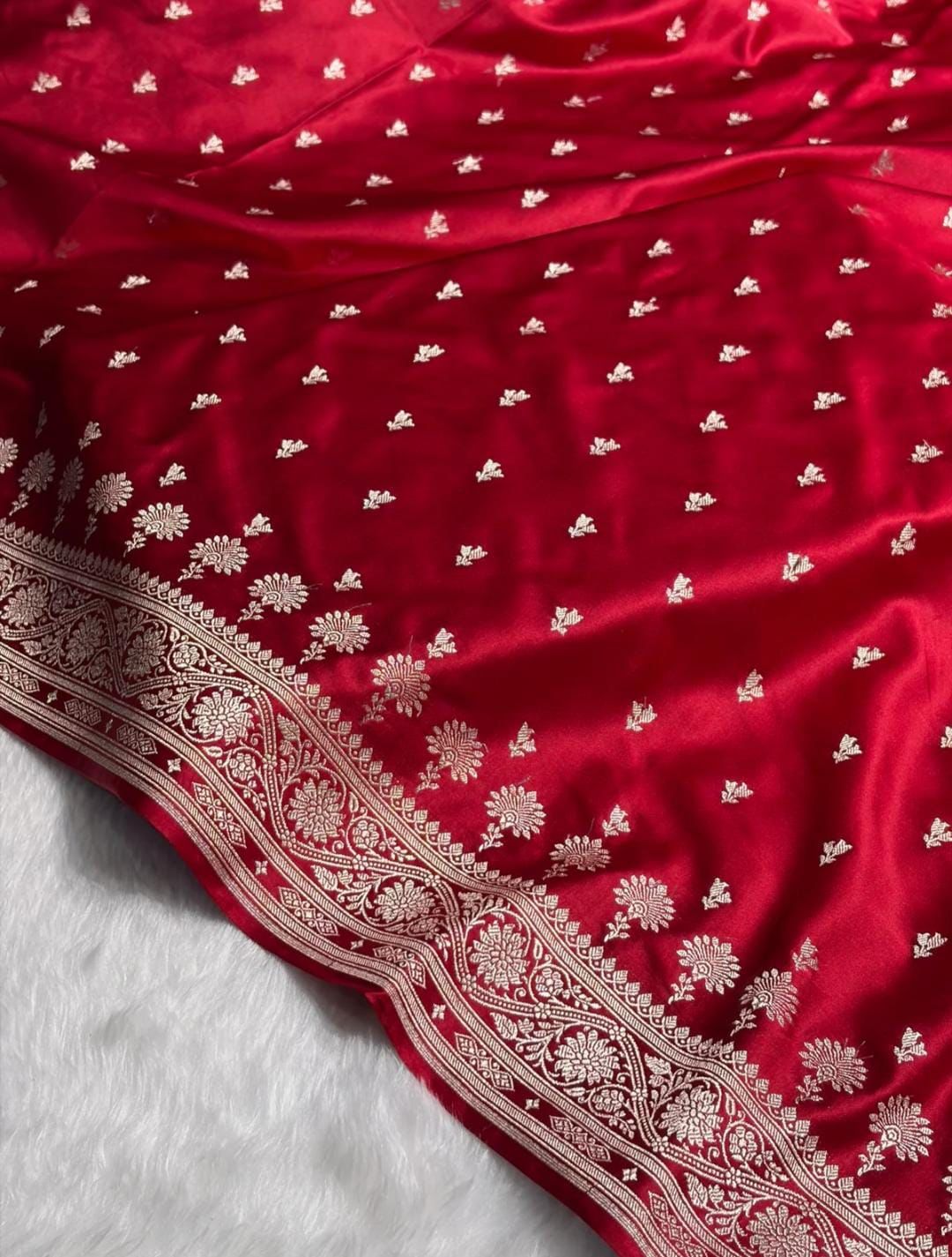 Exquisite Banarasi Mushru Saree - Festive Elegance