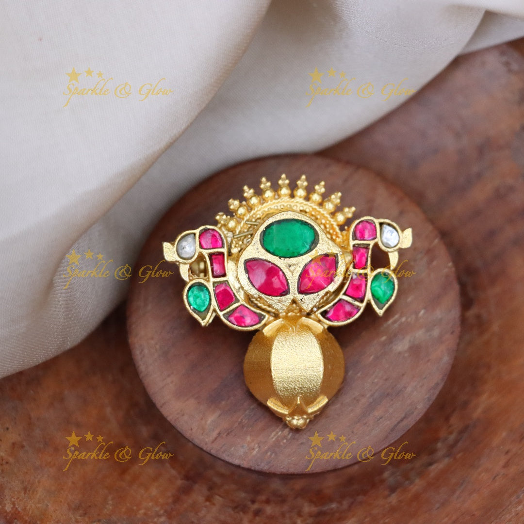 Sparkling Gold Saree Pin with Gem Accents for Elegance