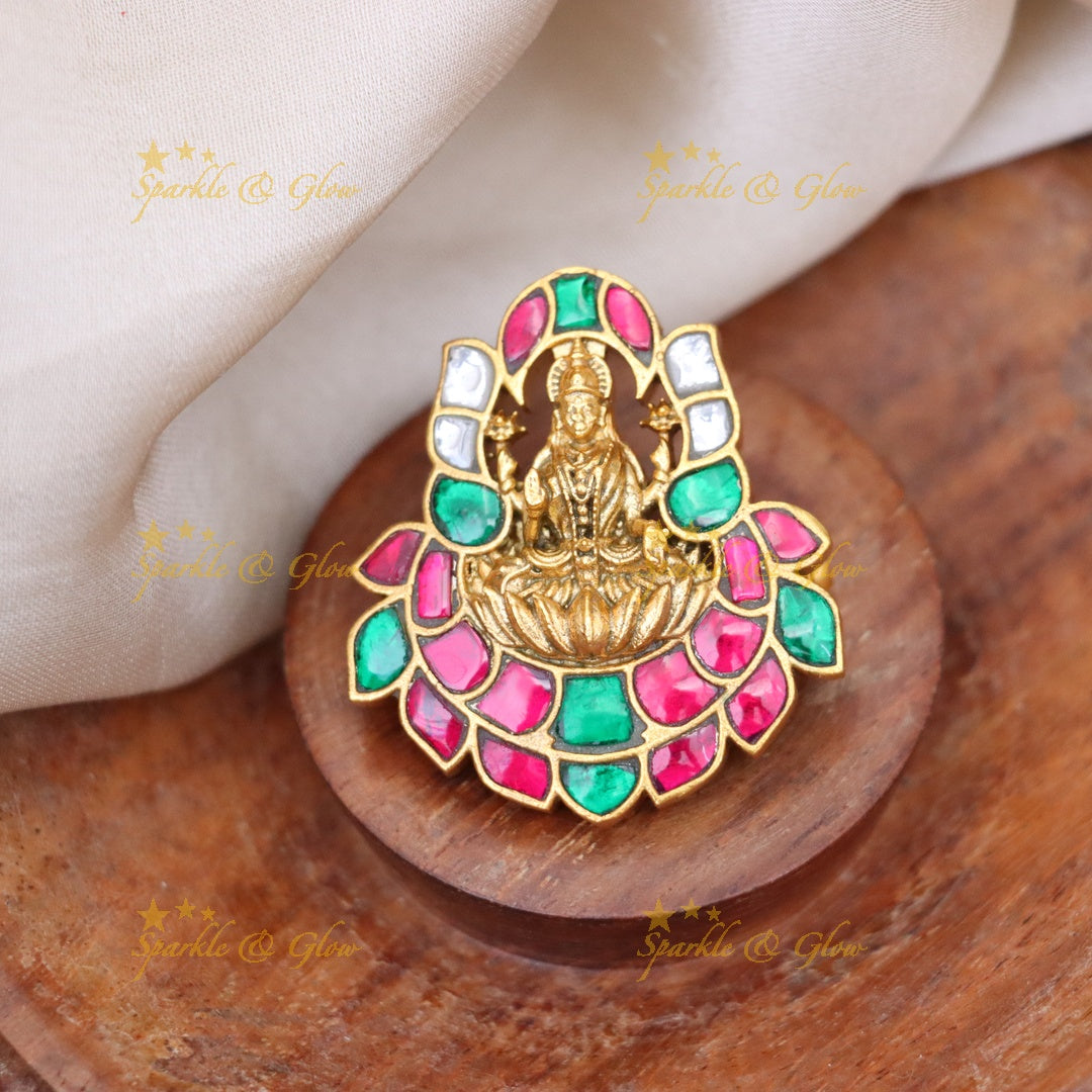 Exquisite Gold Temple Saree Pin for Festive Elegance
